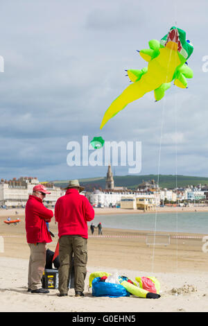 Weymouth, Dorset, Royaume-Uni, 1 mai 2016. Les visiteurs se rendent à la plage de Weymouth pour voir la magnifique exposition de cerfs-volants en vol au festival de Weymouth Kite. Cerf-volant en cerf-volant. Crédit : Carolyn Jenkins/Alay Live News Banque D'Images