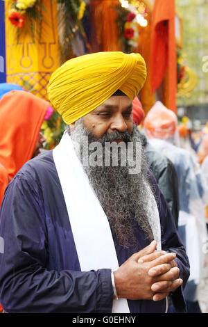 Manchester, UK. 1er mai 2016. Un homme célèbre tradition sikh à Manchester, UK,1er mai, 2016 Crédit : Barbara Cook/Alamy Live News Banque D'Images