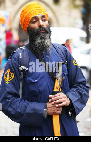 Manchester, UK. 1er mai 2016. Un Sikh habillé traditionnellement swords man man à Manchester, UK,1er mai, 2016 Crédit : Barbara Cook/Alamy Live News Banque D'Images