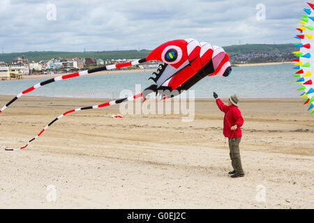 Weymouth, Dorset, UK 1 mai 2016. Les visiteurs de tête Plage de Weymouth pour voir l'affichage merveilleux de cerfs-volants en vol à Weymouth Kite Festival Crédit : Carolyn Jenkins/Alamy Live News Banque D'Images