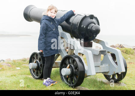 Fort Belan, Caernarfon, Gwynedd, au Royaume-Uni. 1er mai 2016. Sept ans Elissa Gibson remporte la chance de tirer le canon de 24 livres photo à Fort Belan, supervisé par Yaron Thau, des hussards d'Anglesey, dans le cadre de la Banque Maison de la collecte de fonds pour restaurer le Fort Belan, une époque napoléonienne fort dans le nord-ouest du pays de Galles. Crédit : Michael Gibson/Alamy Live News Banque D'Images