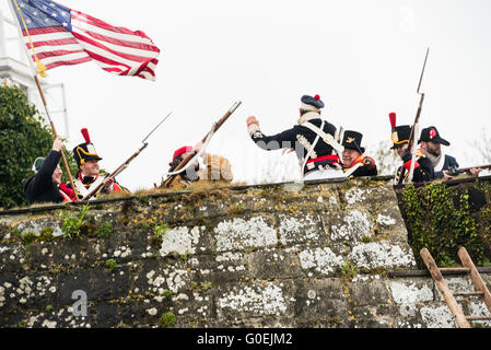 Fort Belan, Caernarfon, Gwynedd, au Royaume-Uni. 1er mai 2016. Le forlorn hope - Troopers de l''Anglesey Hussards d'assaut les murs du Fort Belan défendu par les Marines américains pendant un week-end férié 1812 de reconstitution, dans le cadre de la collecte de fonds pour restaurer le Fort Belan, une époque napoléonienne fort dans le nord-ouest du pays de Galles. Crédit : Michael Gibson/Alamy Live News Banque D'Images