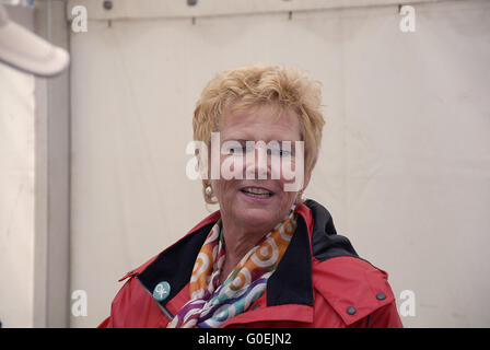 Copenhague, Danemark. 1er mai 2016. Mme Lizette Risgaard Danemark nouveau Preisent danois de LO du travail sur le 1er mai pour celetation.tour de la fête du travail dans Faelledparek à Copenhague, elle greeys chacun de différentes partie de la société et de la profession et des partis politiques, il est le nouveau fer à repasser la terre et nature aujourd'hui la personnalité le dimanche à Copenhague au Danemark. Crédit : François-Joseph Doyen / Deanpictures/Alamy Live News Banque D'Images