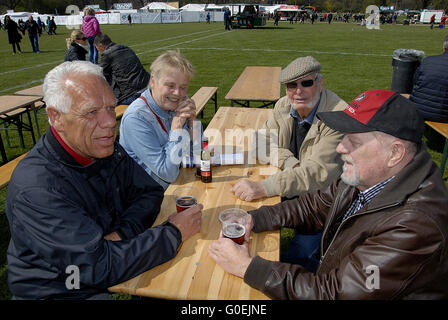 Copenhague, Danemark. 1er mai 2016. Mme Lizette Risgaard Danemark nouveau Preisent danois de LO du travail sur le 1er mai pour celetation.tour de la fête du travail dans Faelledparek à Copenhague, elle greeys chacun de différentes partie de la société et de la profession et des partis politiques, il est le nouveau fer à repasser la terre et nature aujourd'hui la personnalité le dimanche à Copenhague au Danemark. Crédit : François-Joseph Doyen / Deanpictures/Alamy Live News Banque D'Images