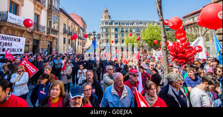 Oviedo, Espagne. 1er mai 2016. Des milliers de manifestants protester pendant le premier mai en commémoration de la Journée internationale du Travail le 1er mai 2016 à Oviedo, Espagne. Crédit : David Gato/Alamy Live News Banque D'Images