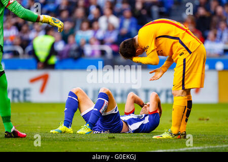 Leo Messi et Fernando Navarro réagir pendant le match entre La Liga BBVA RC Deportivo de la Corogne et le FC Barcelone au stade Riazor le 20 avril 2016 à A Coruña, Espagne. Banque D'Images