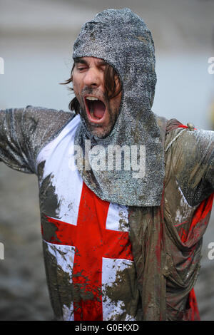 Maldon, Essex, Royaume-Uni. 1er mai 2016. Un concurrent habillé en Saint George en criant qu'il termine la course dans la boue annuel Maldon Maldon, est de l'Angleterre. Est née en 1973, la course course concurrents implique autour d'un parcours à travers la rivière Blackwater dans l'Essex, à marée basse. Crédit : Michael Preston/Alamy Live News Banque D'Images