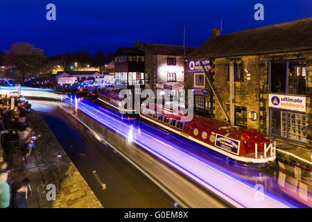 Skipton, Yorkshire du Nord, au Royaume-Uni. 1er mai 2016. Une procession de bateaux illuminés voyage à travers le Nord du Yorkshire ville de marché de Skipton, dans le cadre de la voie d'eau 2016 Festival de Skipton. L'événement, qui en est à sa 15e année, voit les bateaux de tout le pays convergent sur le tronçon de la Leeds et Liverpool Canal qui traverse la ville. Les thèmes pour l'événement de cette année est la célébration des 200 ans depuis l'achèvement du canal de Leeds et Liverpool. Crédit : Tom Holmes / Alamy Live News Banque D'Images