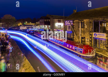 Skipton, Yorkshire du Nord, au Royaume-Uni. 1er mai 2016. Une procession de bateaux illuminés voyage à travers le Nord du Yorkshire ville de marché de Skipton, dans le cadre de la voie d'eau 2016 Festival de Skipton. L'événement, qui en est à sa 15e année, voit les bateaux de tout le pays convergent sur le tronçon de la Leeds et Liverpool Canal qui traverse la ville. Les thèmes pour l'événement de cette année est la célébration des 200 ans depuis l'achèvement du canal de Leeds et Liverpool. Crédit : Tom Holmes / Alamy Live News Banque D'Images