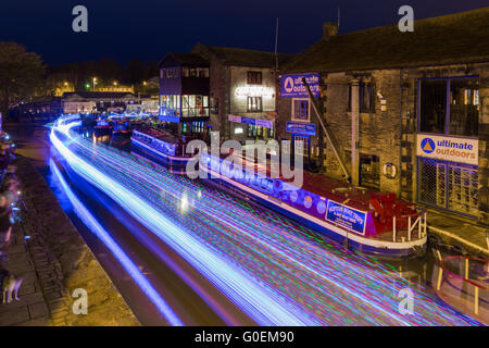 Skipton, Yorkshire du Nord, au Royaume-Uni. 1er mai 2016. Une procession de bateaux illuminés voyage à travers le Nord du Yorkshire ville de marché de Skipton, dans le cadre de la voie d'eau 2016 Festival de Skipton. L'événement, qui en est à sa 15e année, voit les bateaux de tout le pays convergent sur le tronçon de la Leeds et Liverpool Canal qui traverse la ville. Les thèmes pour l'événement de cette année est la célébration des 200 ans depuis l'achèvement du canal de Leeds et Liverpool. Crédit : Tom Holmes / Alamy Live News Banque D'Images