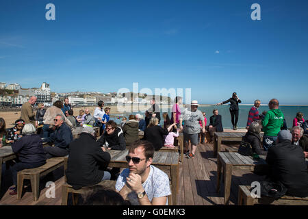 La Jetée de Hastings, Sussex, UK. 1er mai 2016. Des milliers de personnes affluent pour visiter le Hastings Pier nouvellement reconstruite sur le premier week-end d'ouverture, UK Crédit : Jason Richardson/Alamy Live News
