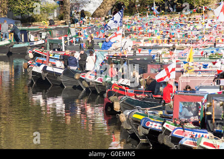 Londres, Royaume-Uni. 1er mai 2016. Londres, Angleterre - 30 Avril 2016 : bateaux du Canal se rassemblent à la petite Venise sur le Canal Grand Union pour la batellerie Association Cavalcade. Crédit : Joe Dunckley/Alamy Live News Banque D'Images