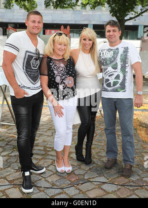 Singer Annemarie Eilfeld avec parents et ami Banque D'Images