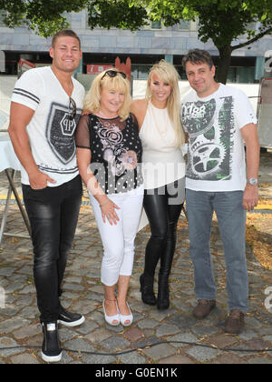 Singer Annemarie Eilfeld avec parents et ami Banque D'Images