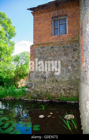 Un fragment d'une maison en pierre près de la waterin Banque D'Images