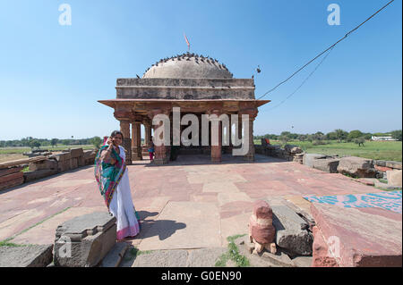 Les gens non identifiés dans Harshat Mata temple à côté de la Chand Baori à Abhaneri Banque D'Images