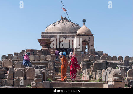 Les visiteurs locaux non identifiés Harshat Mata temple à côté de la Chand Baori à Abhaneri Banque D'Images