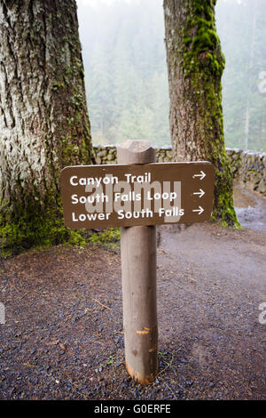 Signe montrant plusieurs sentiers de randonnée qui composent la piste de dix chutes à Silver Falls State Park dans l'Oregon. Banque D'Images