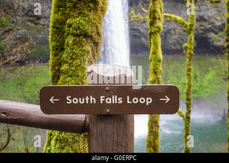 Boucle Sud Falls signe à Silver Falls State Park dans l'Oregon. Banque D'Images