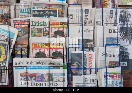 Des journaux internationaux en dehors de la presse shop, Tottenham Street, Fitzrovia, quartier de Camden, Londres, Angleterre, Royaume-Uni Banque D'Images