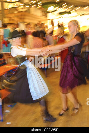 Oktoberfest,2 filles en costume traditionnel de la danse Banque D'Images
