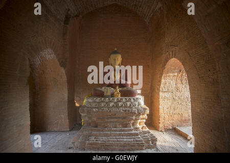 BAGAN MYANMAR ASIE PAGODE TEMPLE BUDDHA FIGURE Banque D'Images