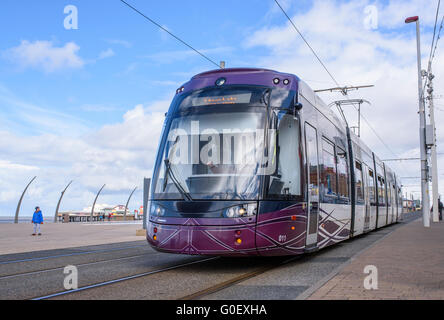 Le tramway moderne qui se déplacent le long de la promenade de Blackpool, lancashire, uk Banque D'Images