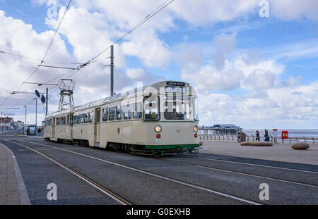 Un double progrès tram voitures voyages le long de la promenade du front de mer de Blackpool, Lancashire, Royaume-Uni dans le cadre d'un week-end de tramway du patrimoine Banque D'Images