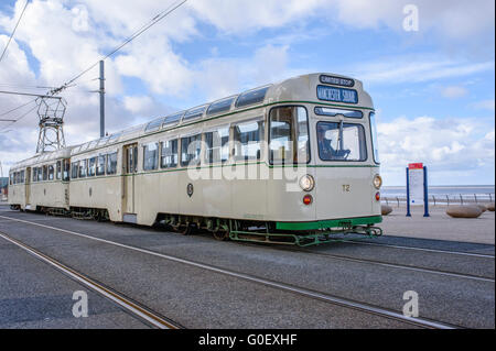 Un double progrès tram voitures voyages le long de la promenade du front de mer de Blackpool, Lancashire, Royaume-Uni dans le cadre d'un week-end de tramway du patrimoine Banque D'Images