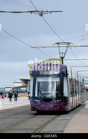 Le tramway moderne qui se déplacent le long de la promenade de Blackpool, lancashire, uk Banque D'Images