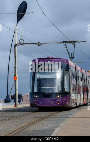 Le tramway moderne qui se déplacent le long de la promenade de Blackpool, lancashire, uk Banque D'Images