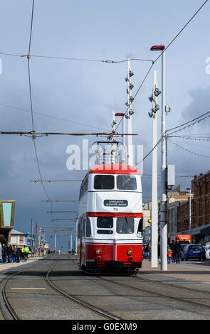 Tram vintage voyage le long de la promenade du front de mer de Blackpool, Lancashire, Royaume-Uni dans le cadre d'un week-end de tramway du patrimoine Banque D'Images