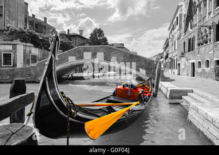 Le noir et blanc d'un beau canal à Venise avec couleur sélective sur la Gondole Banque D'Images