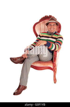 Smiling middle age homme en fauteuil. Banque D'Images
