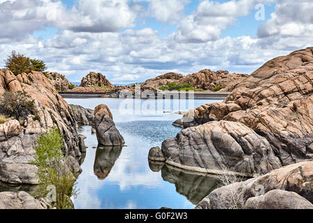 Haute résolution professionnelle photographie de paysage d'un lac de montagne de granit pittoresque montrant composition classique et amusant d'éclairage Banque D'Images