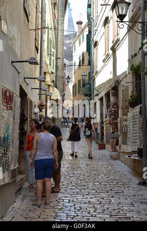 Les touristes sur une tournée à travers les vieilles rues de Rovinj en Croatie Banque D'Images