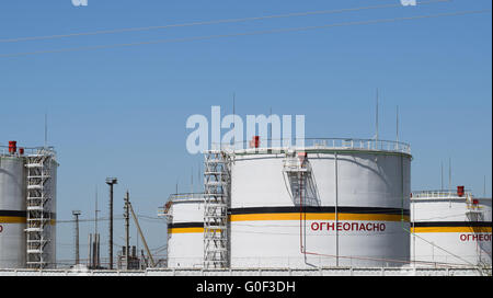 Le réservoir en acier vertical. Capacités de stockage de produits pétroliers Banque D'Images