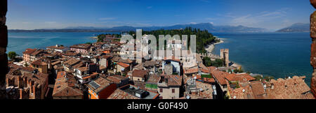 Vue sur le lac de Garda, Sirmione, Dolomites en Italie Banque D'Images