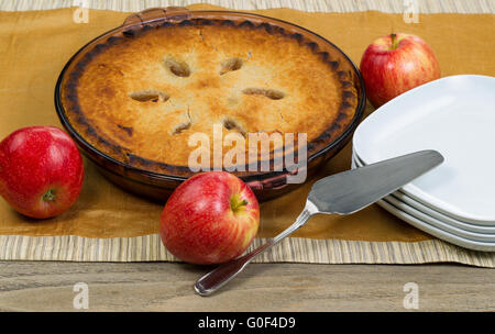 Tarte aux pommes maison fraîchement cuits sur table cloth Banque D'Images