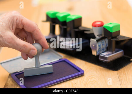 Tampon encreur timbre en presses Banque D'Images