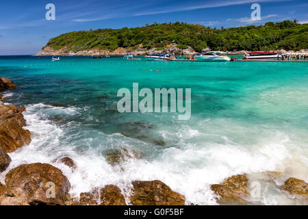 Magnifique baie sur l'île de Racha, Thaïlande Banque D'Images