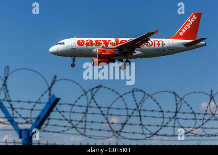 Airbus A319 EasyJet atterrissant au-dessus de la clôture de barbelés Prague, République tchèque Banque D'Images