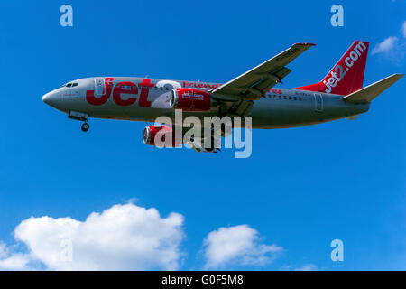 Avion Jet2, Boeing 737 avion Jet atterrissant à Prague, République tchèque, Europe Banque D'Images