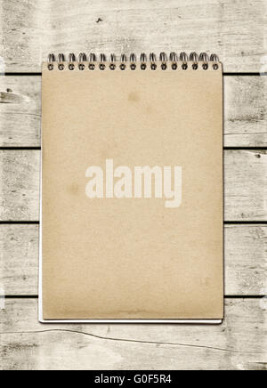 Spirale fermée Remarque livre sur une table en bois blanc Banque D'Images