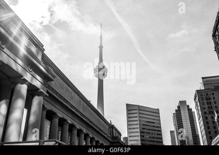 Toronto, Canada - 30 juillet 2015 : l'extérieur de la gare Union de Toronto au cours de la journée. La tour du CN peut être vu à l'extérieur de la Banque D'Images