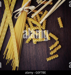 Spaghettis variations sur un tableau en bois Banque D'Images