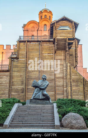 Monument à Yaroslav Mudry, Grand-duc de Novgorod et de Kiev, la cathédrale Sainte-Sophie tenant dans ses mains, près de Golden Gate arch Banque D'Images