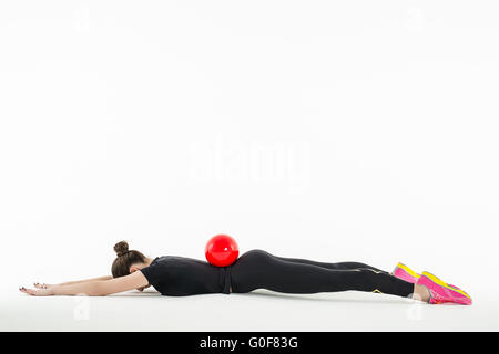 Faire de l'exercice gymnastique rythmique avec balle en studio Banque D'Images