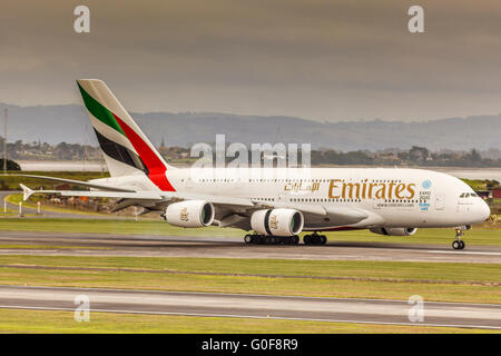 La compagnie aérienne Emirates Airbus A380 avion jet juste super jumbo atterrit sur la piste de l'aéroport à l'AKL Auckland,,Île du Nord, Nouvelle-Zélande Banque D'Images