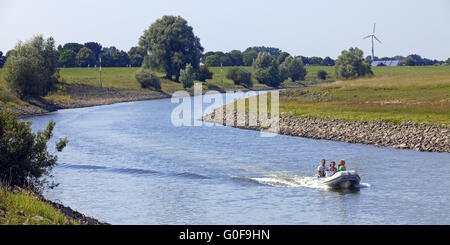 Petit bateau sur le Vieux Rhin près de Griethausen Kleve Banque D'Images